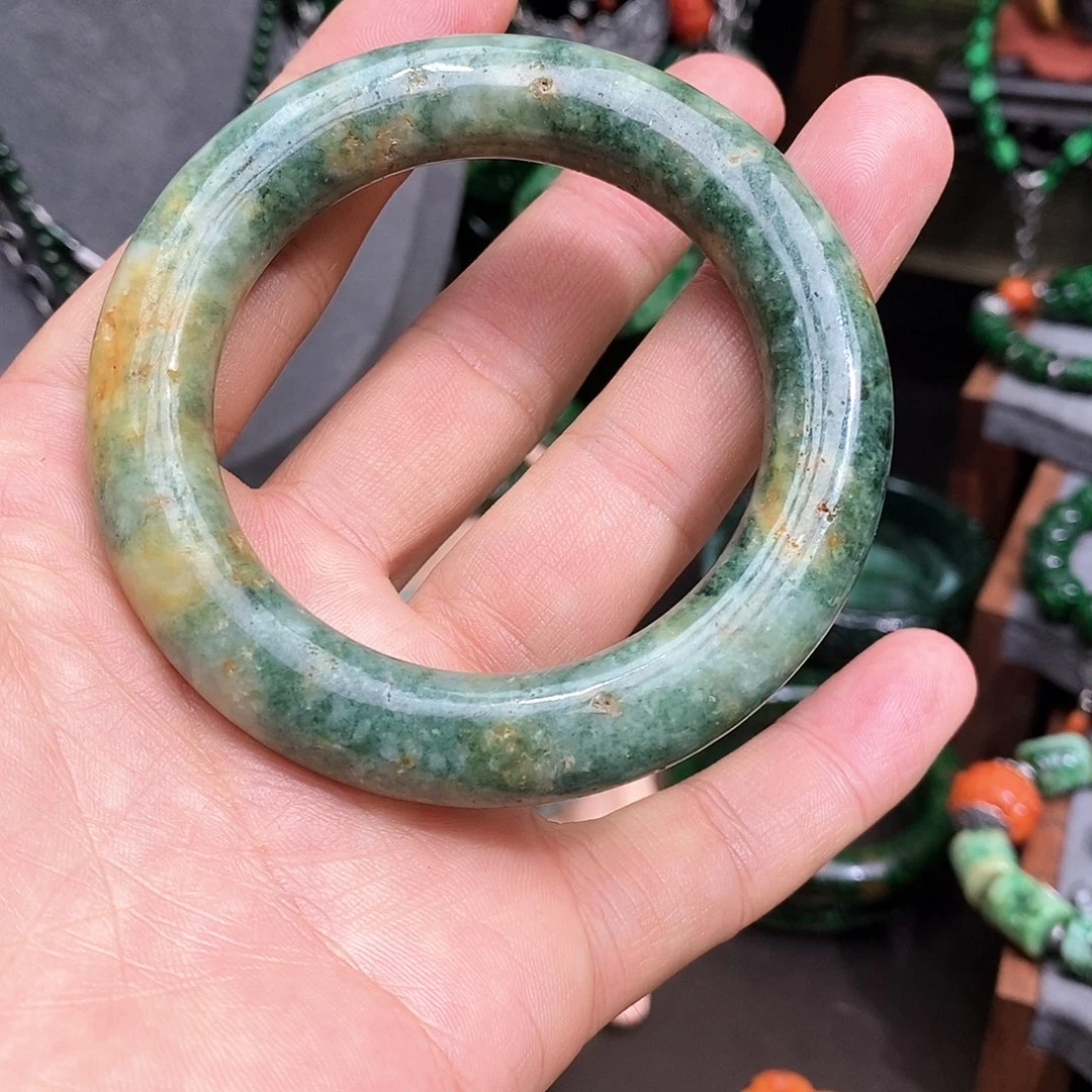 未镶嵌手镯翡翠漂亮美眉