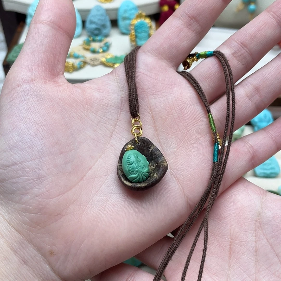 绿松石18K金镶嵌设计沉香锦鲤项链