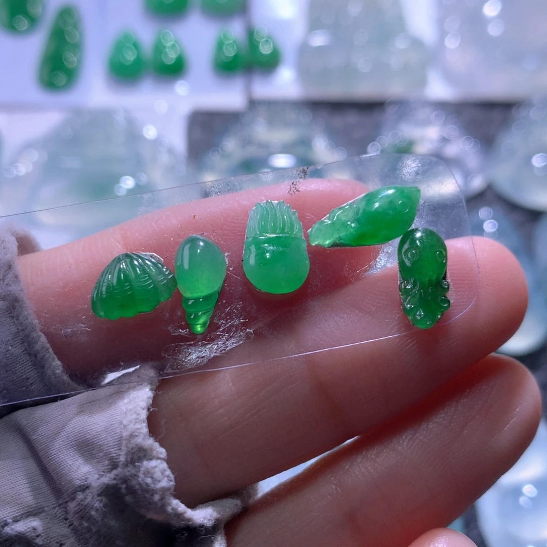 翡翠未镶嵌颈饰一手