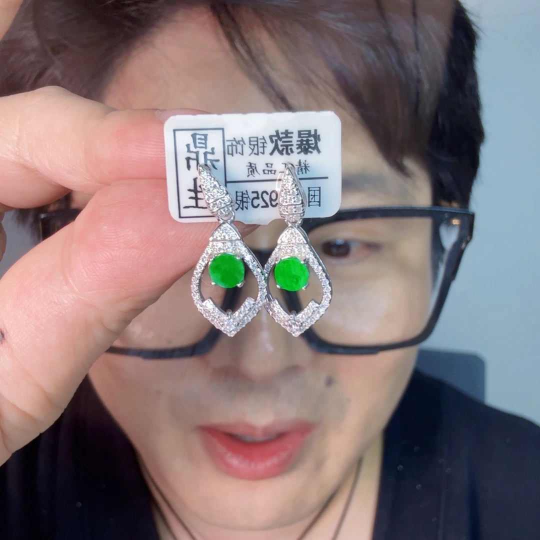 翡翠未镶嵌颈饰一对