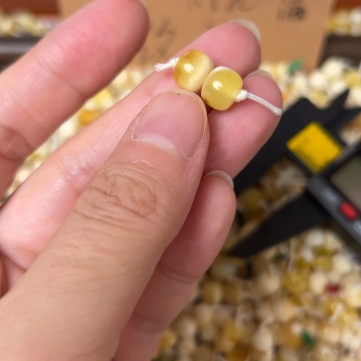 蜜蜡未镶嵌裸石8mm一对