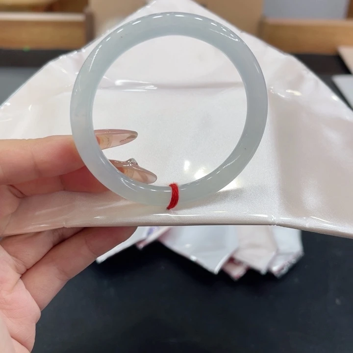 翡翠手镯未镶嵌翡翠