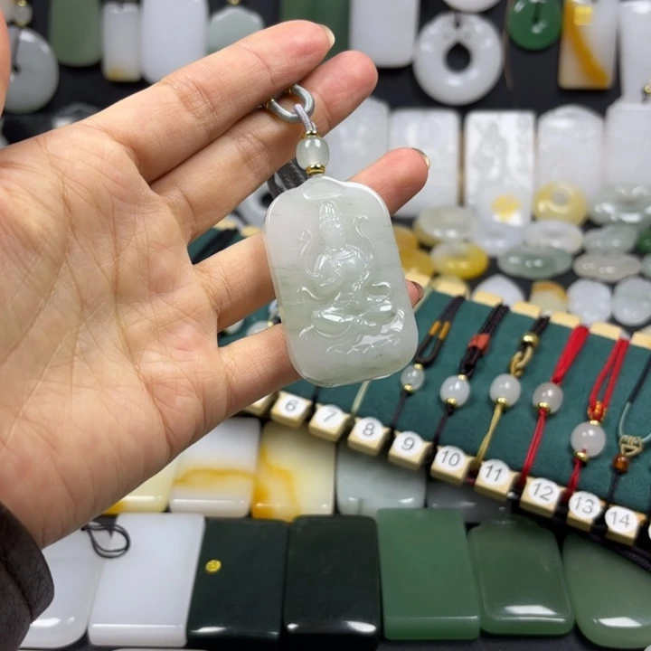 顶***.石英质玉（金丝玉）未镶嵌颈饰
