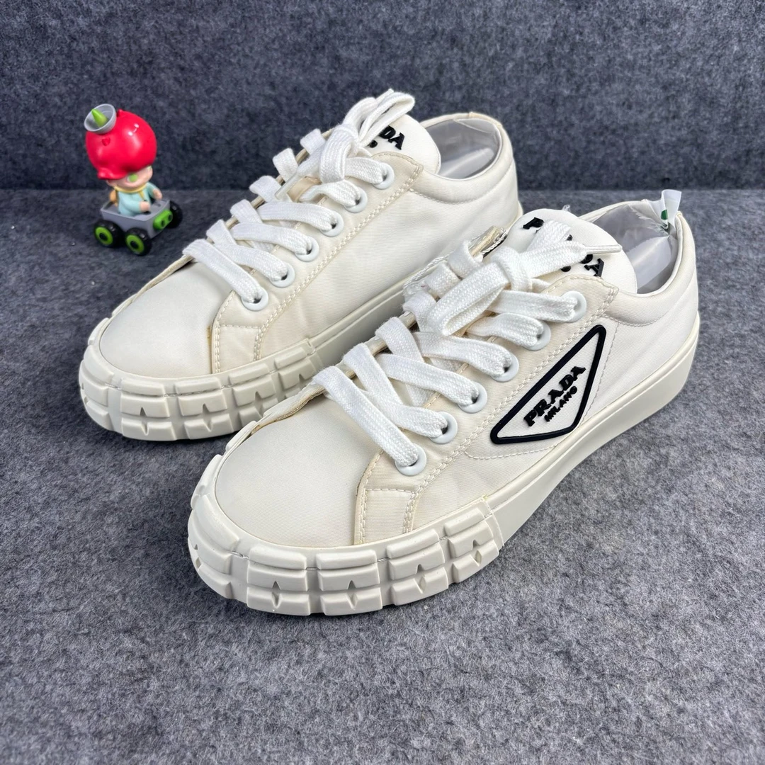 95新 Prada/普拉达 三角标黑白饼干鞋 37码 YLP1732