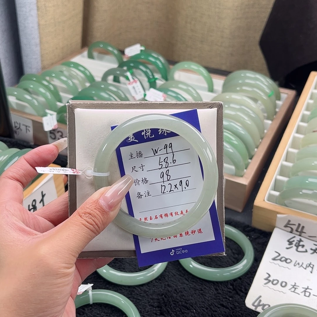 未镶嵌手镯石英质玉