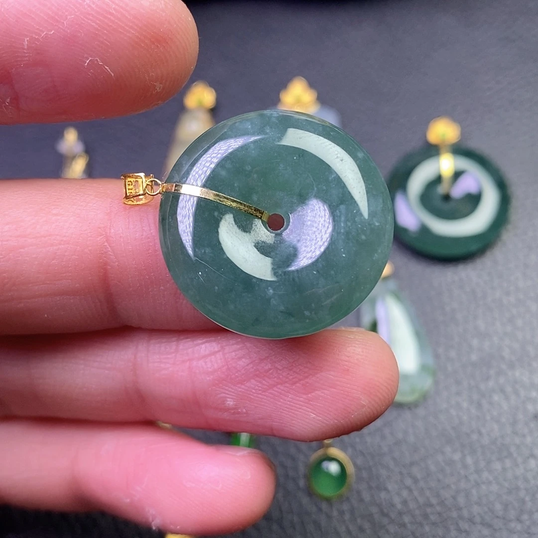 颈饰18K金镶嵌翡翠