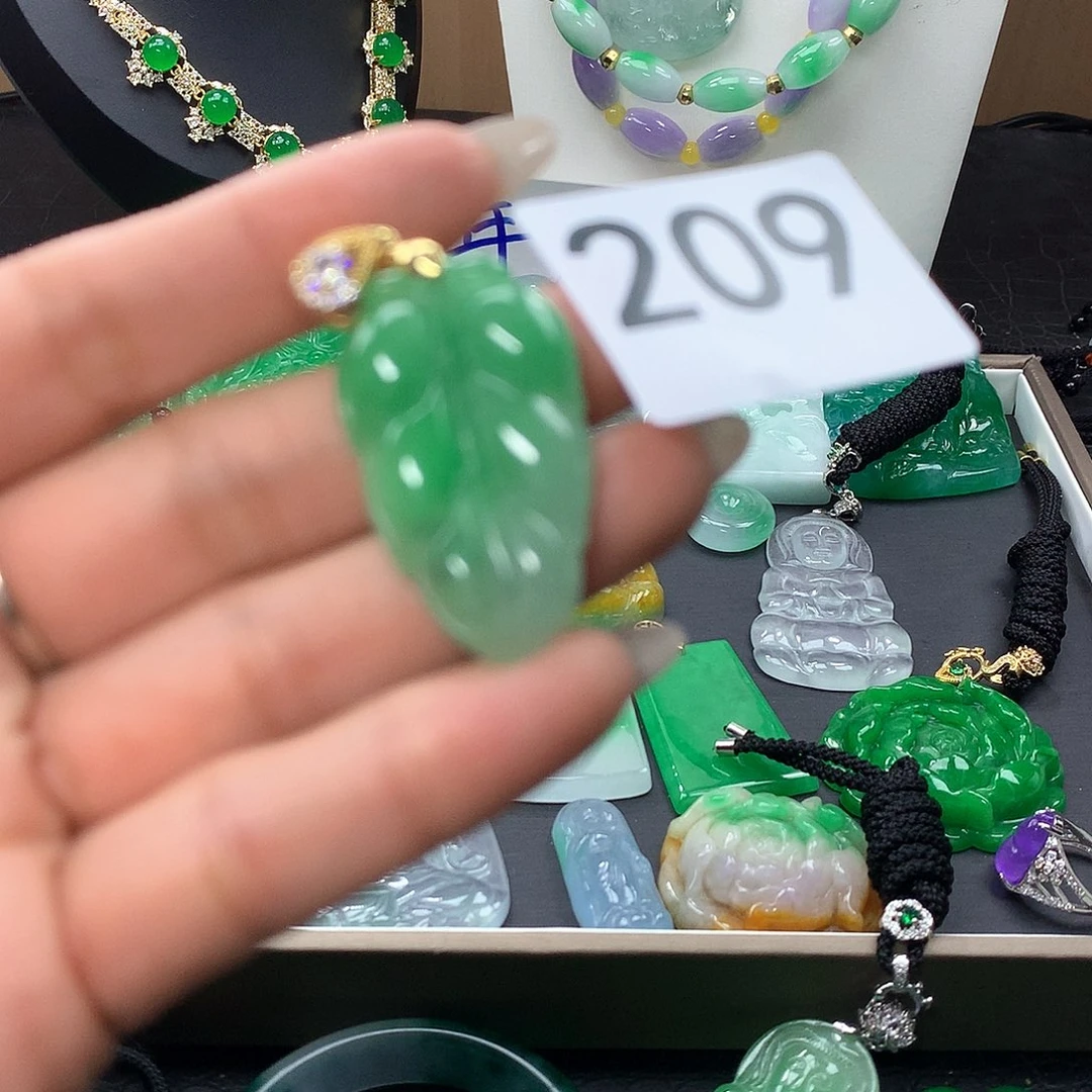 翡翠颈饰未镶嵌翡翠