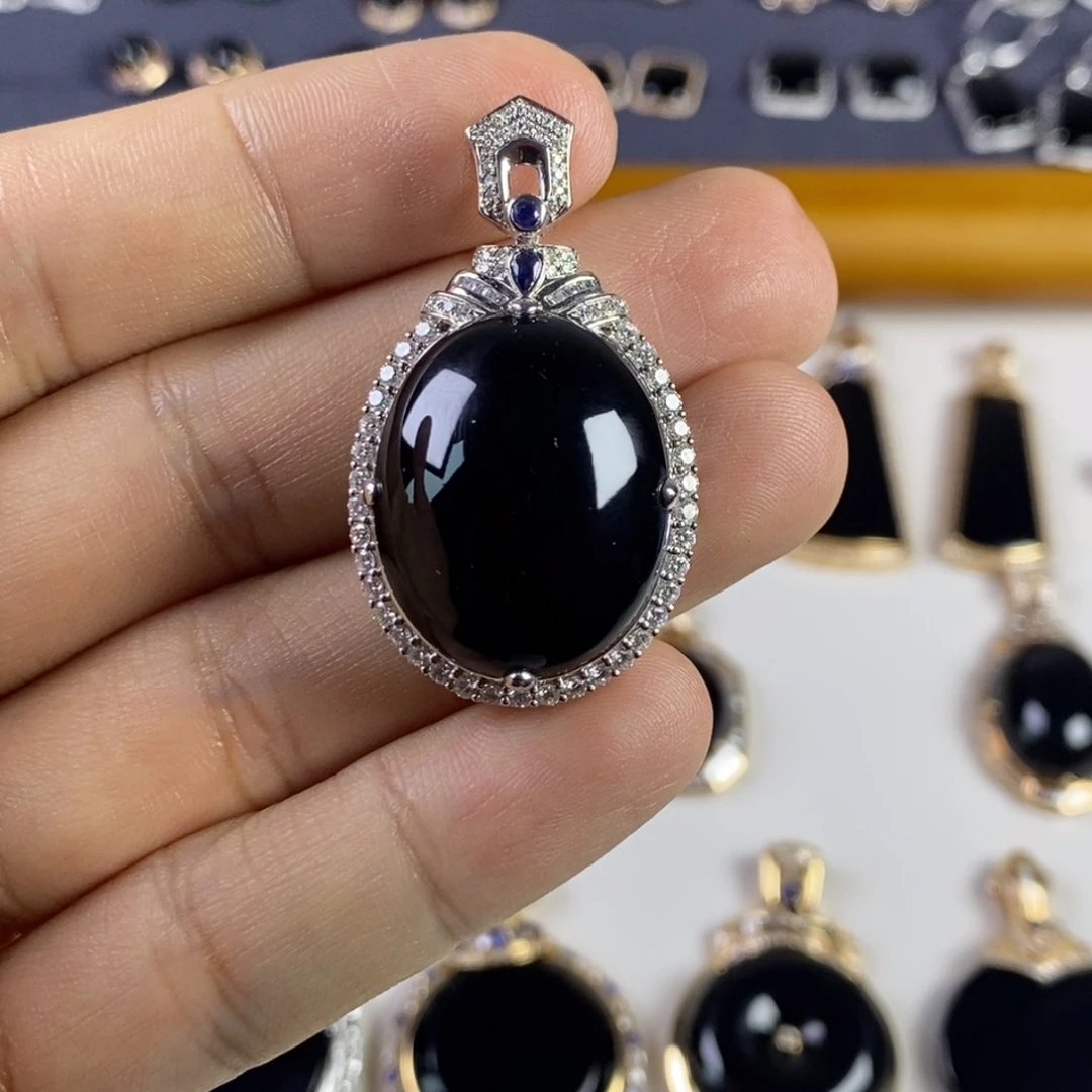 颈饰18K金镶嵌翡翠