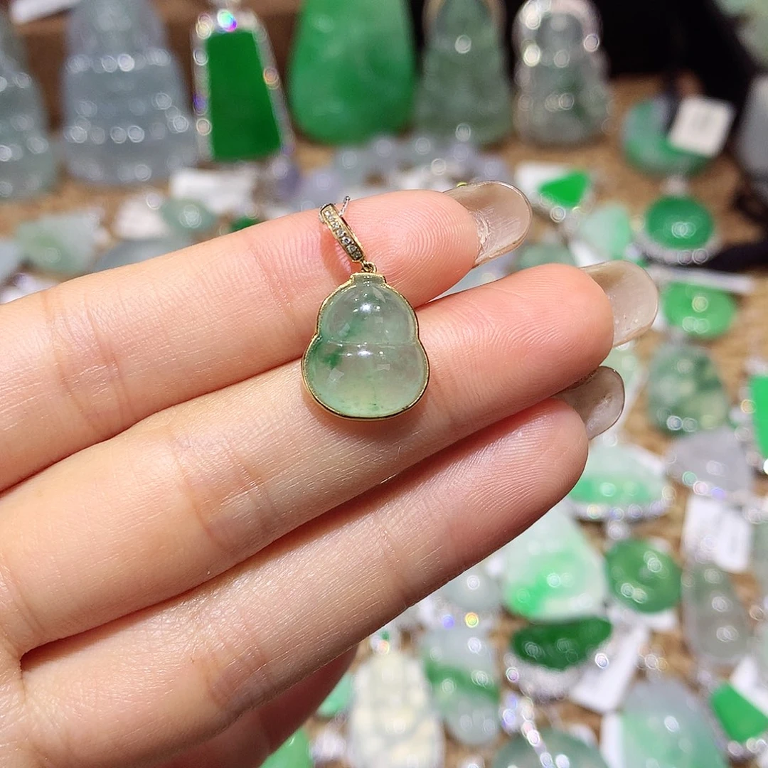 翡翠18K金镶嵌颈饰葫芦