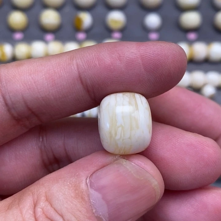 琥珀裸石未镶嵌樱****?