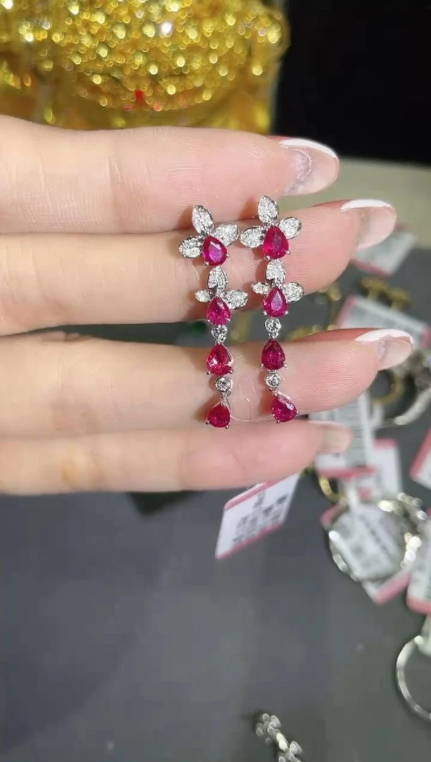 18K金镶嵌天然无烧红宝石耳饰四颗
