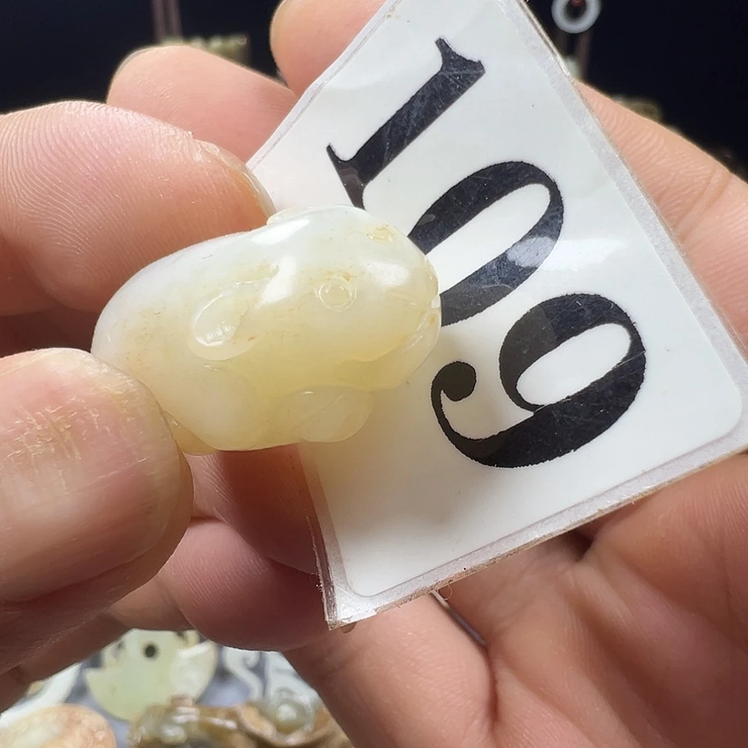 和田玉未镶嵌把件