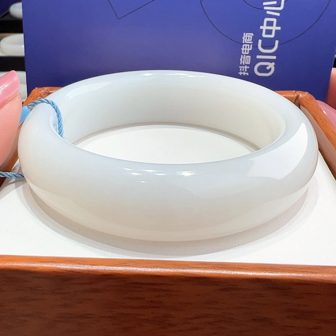 四***家和田玉未镶嵌手镯