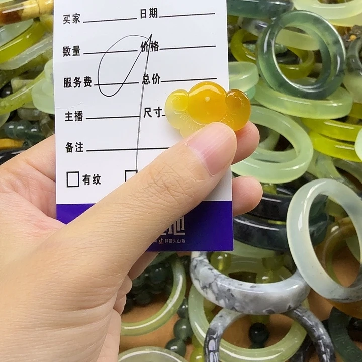 滚***ᗢ未镶嵌蛇纹石玉吊坠