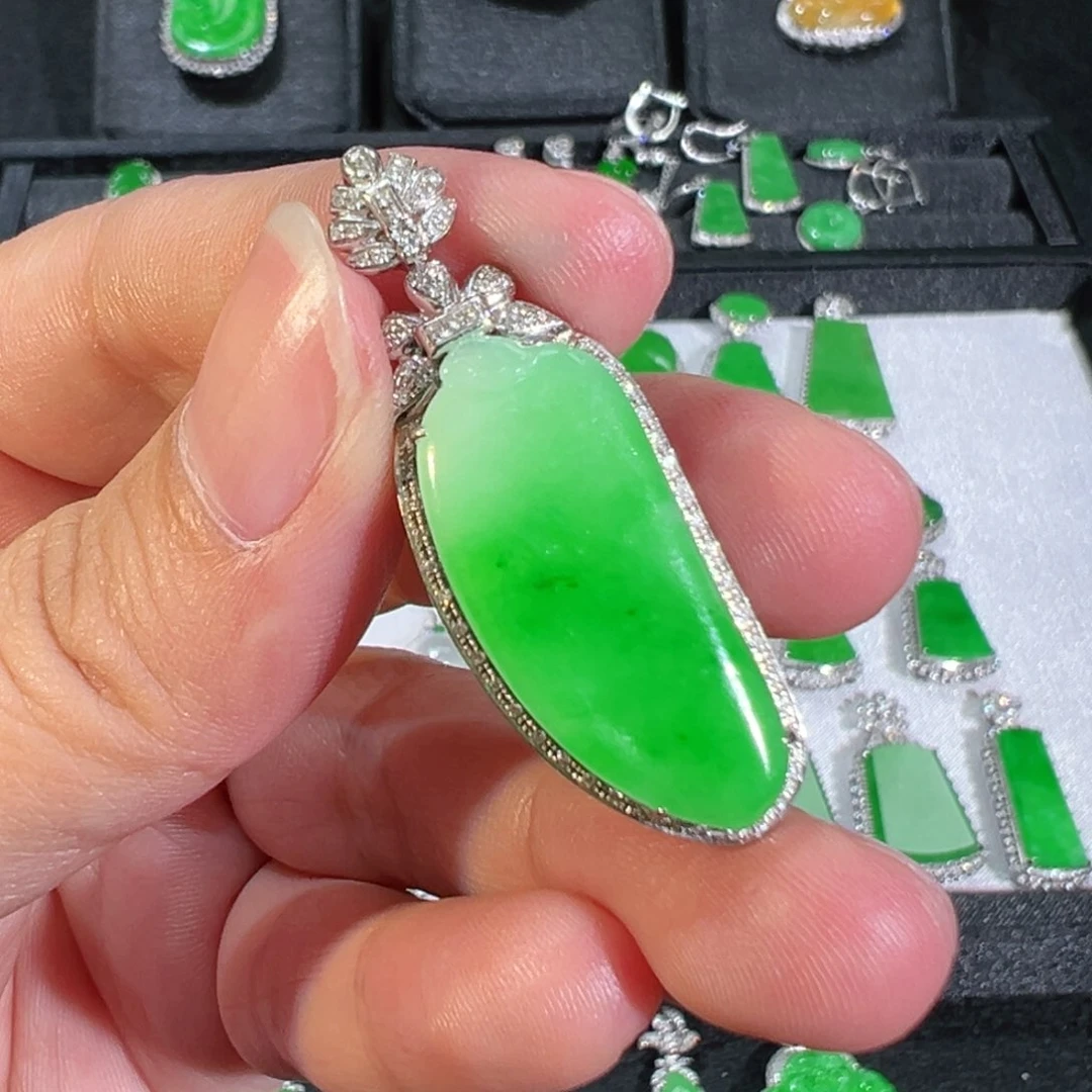 【闪购商品】翡翠吊坠(不含链)18K金镶嵌