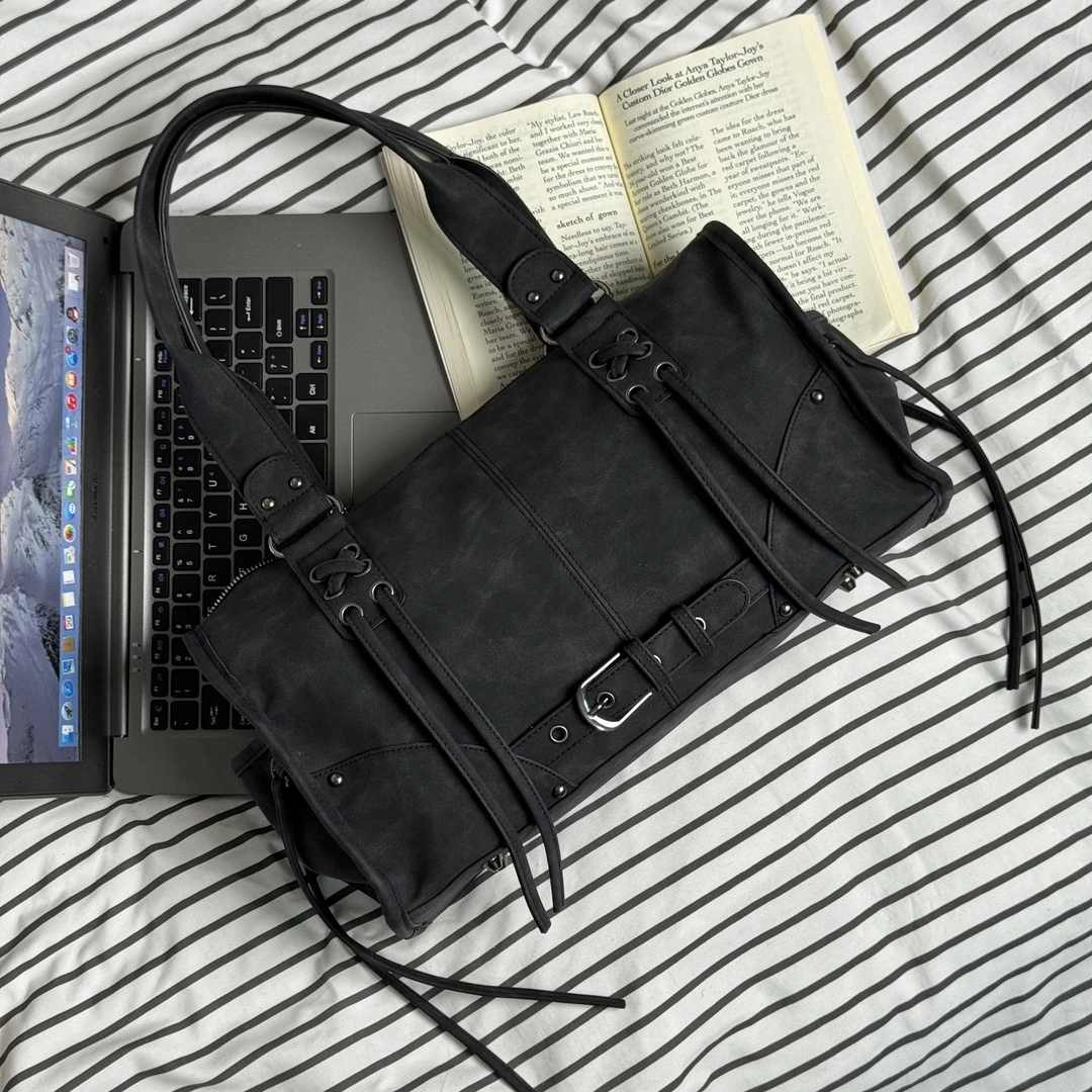 一张同学【长约35宽10高20单位厘米】时尚腋下单肩包C7872黑