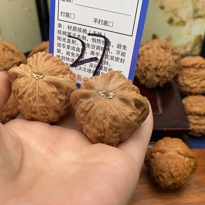 菠***菜桃核吊坠铁锤狮子头42
