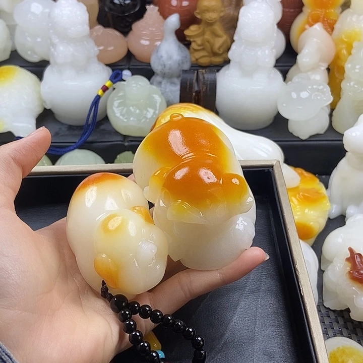 无花朵猪猪手把件