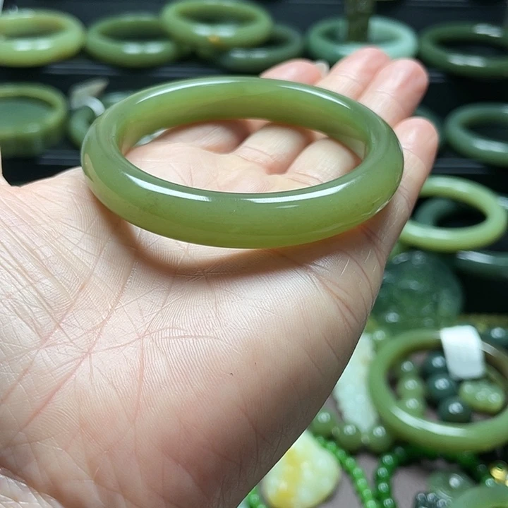 和田玉未镶嵌手镯