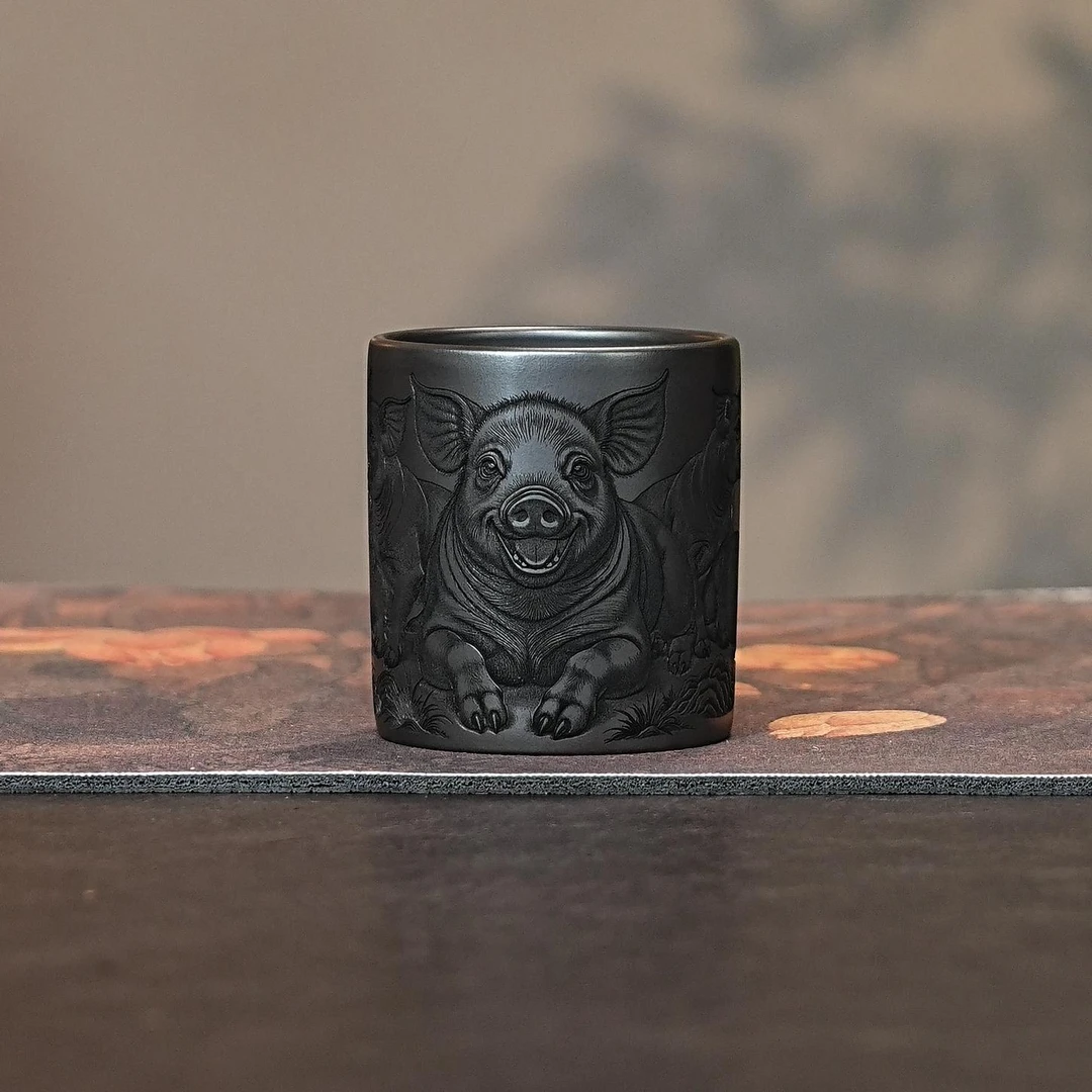 宜兴全手工紫砂茶具 原矿石黄泥料刻绘小猪紫砂主人杯品茗杯