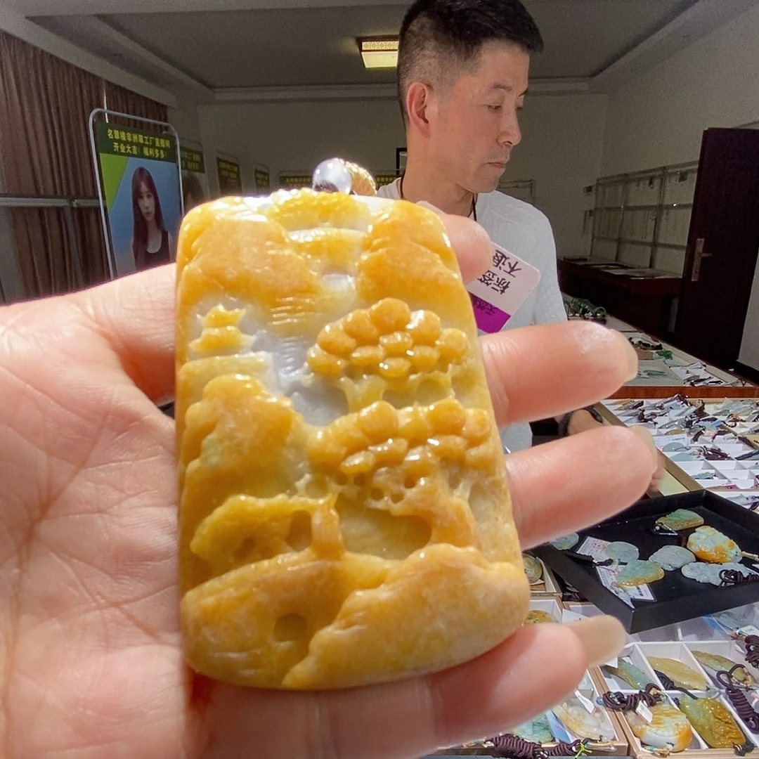 翡翠未镶嵌颈饰一个