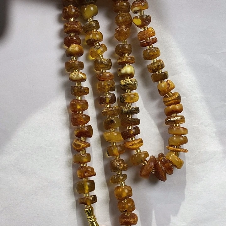 琥珀未镶嵌颈饰多人