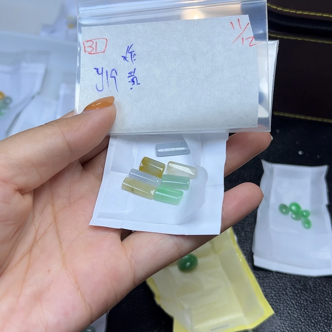 黄***燕定制翡翠未镶嵌翡翠