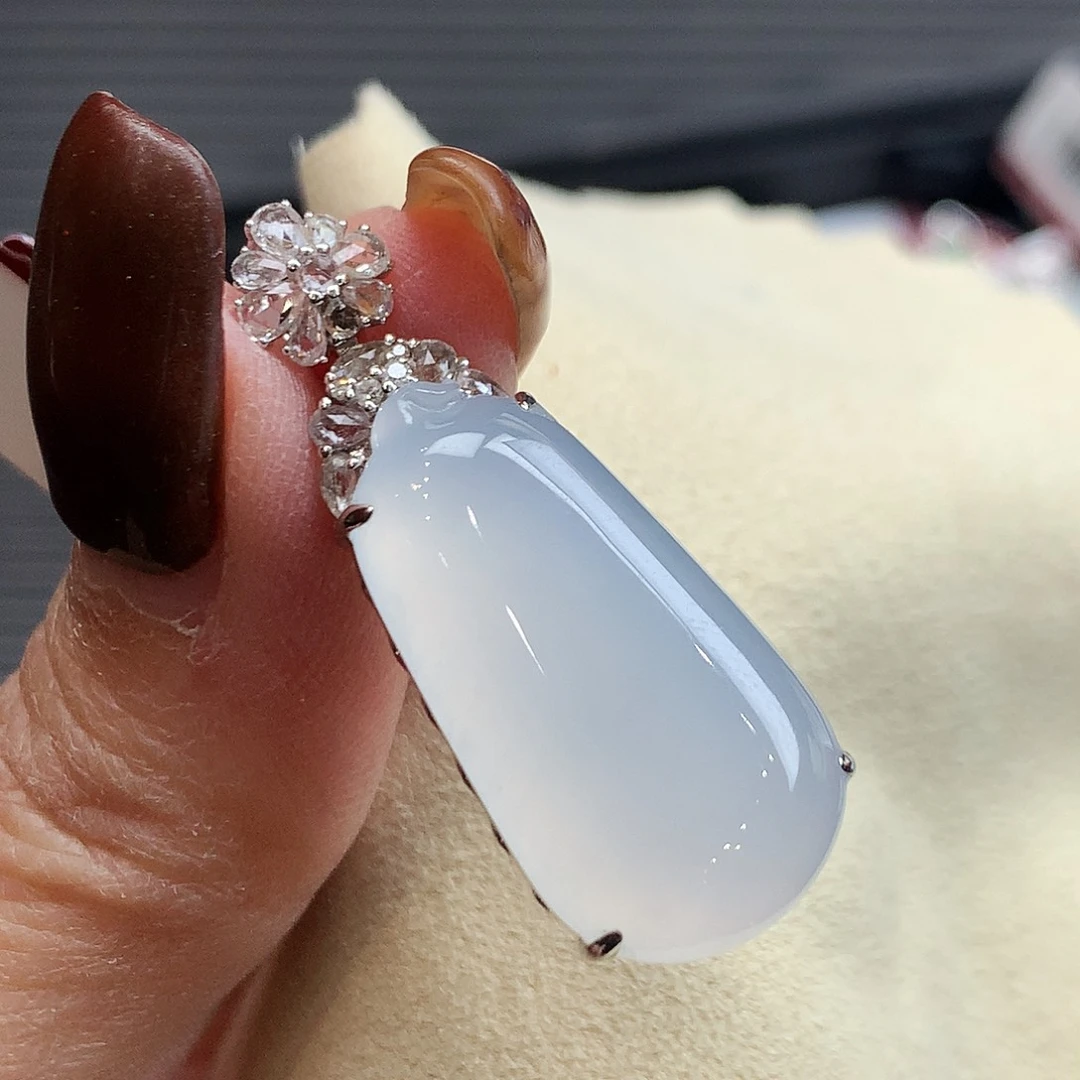 翡翠18K金镶嵌颈饰翡翠