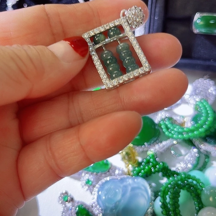 翡翠颈饰未镶嵌翡翠吊坠