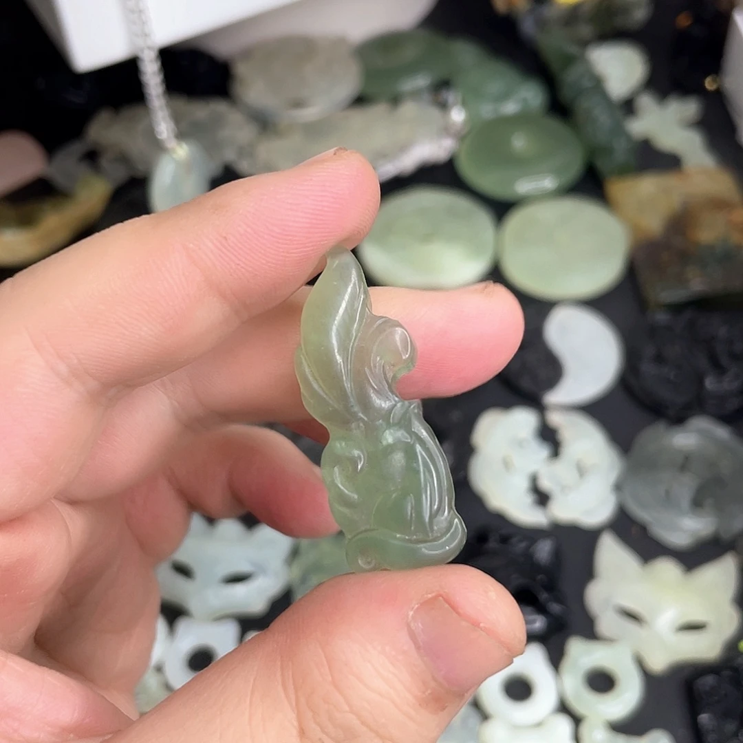 岫玉未镶嵌颈饰狐狸