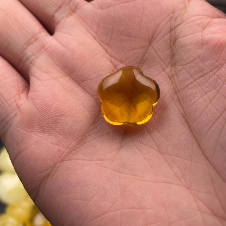 琥珀未镶嵌颈饰如图