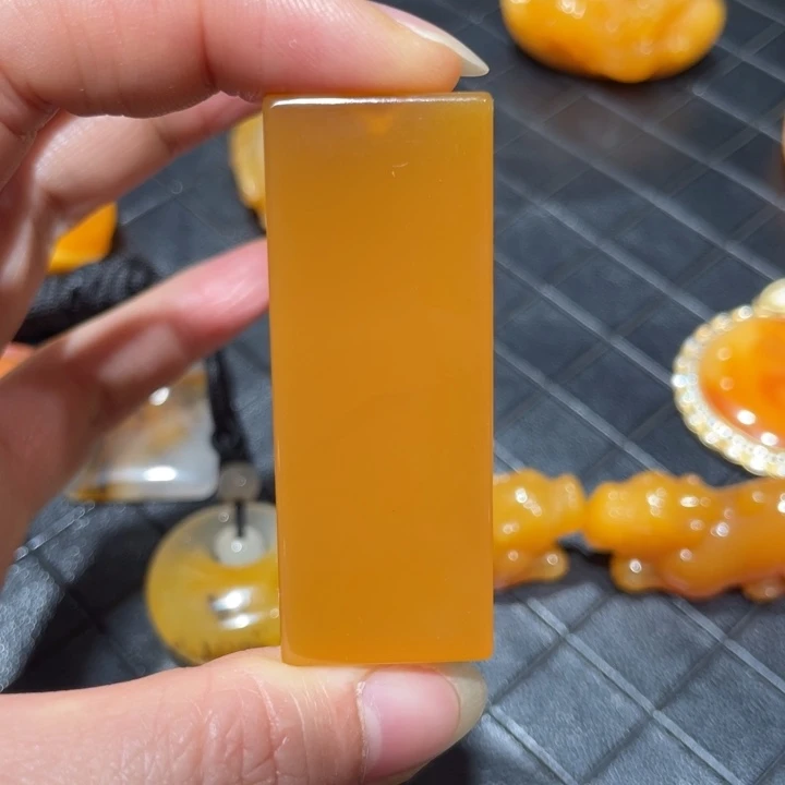 石英质玉（黄龙玉）未镶嵌颈饰