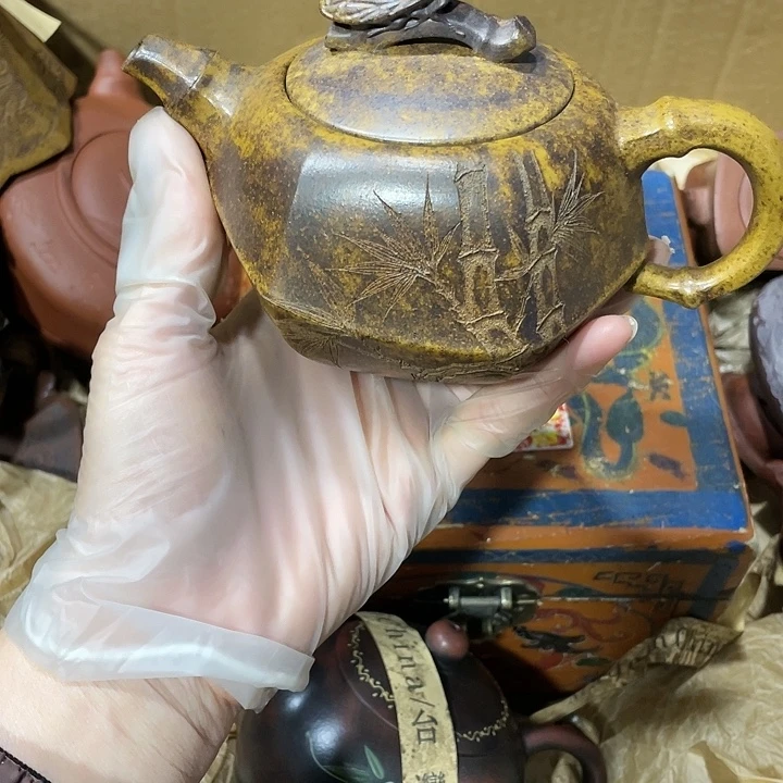 紫砂茶壶。原矿泥料，手工制作的一把紫砂壶。