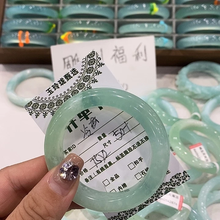 冷***雪蛇纹石玉未镶嵌手镯