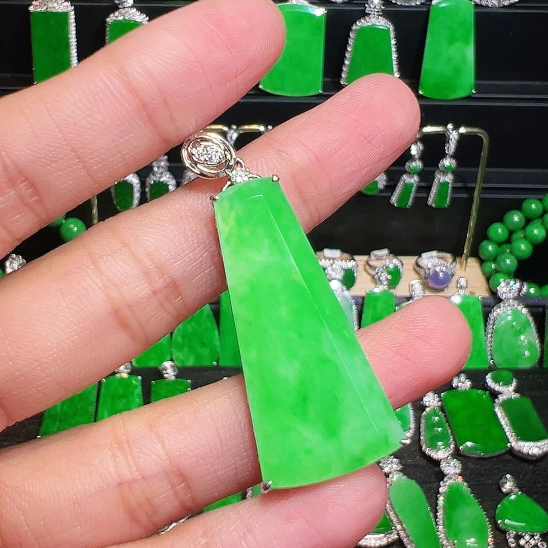 翡翠吊坠(不含链)18K金镶嵌