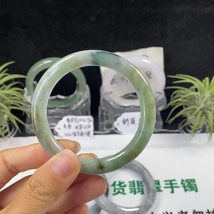 未镶嵌手镯翡翠58号。 51.8圈