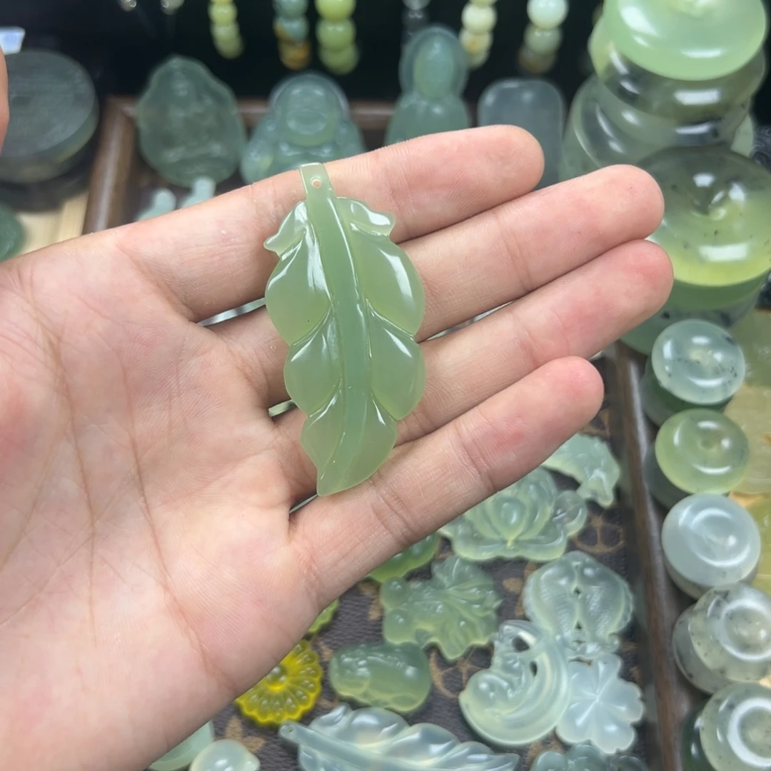 龙***忧蛇纹石玉未镶嵌颈饰叶子绿二号