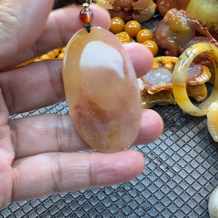 石英质玉（黄龙玉）颈饰未镶嵌