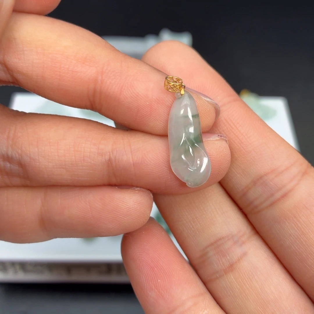 翡翠18K金镶嵌颈饰玉兰花