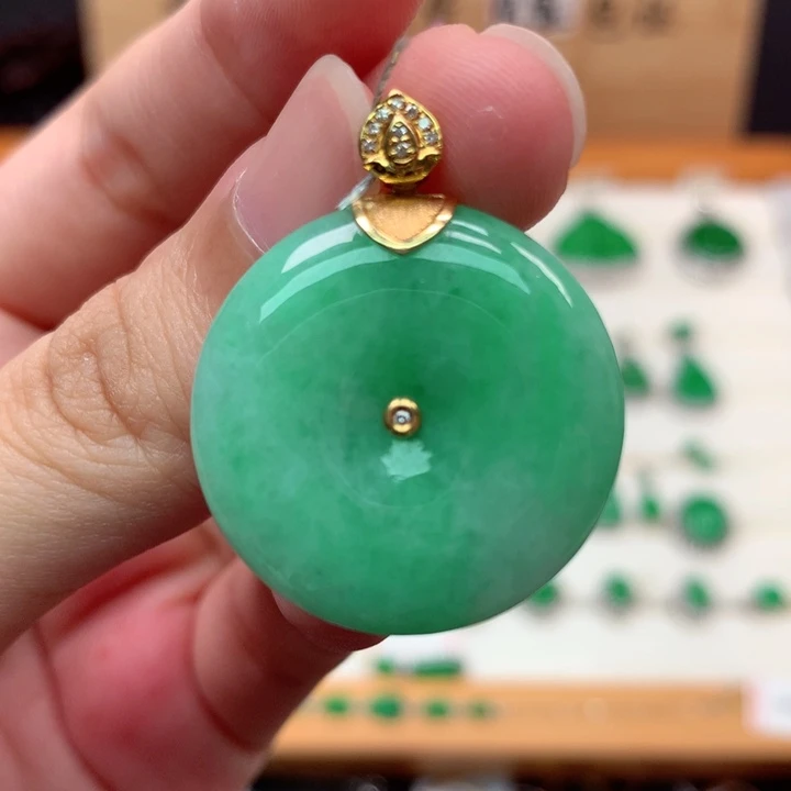 翡翠18K金镶嵌颈饰翡翠