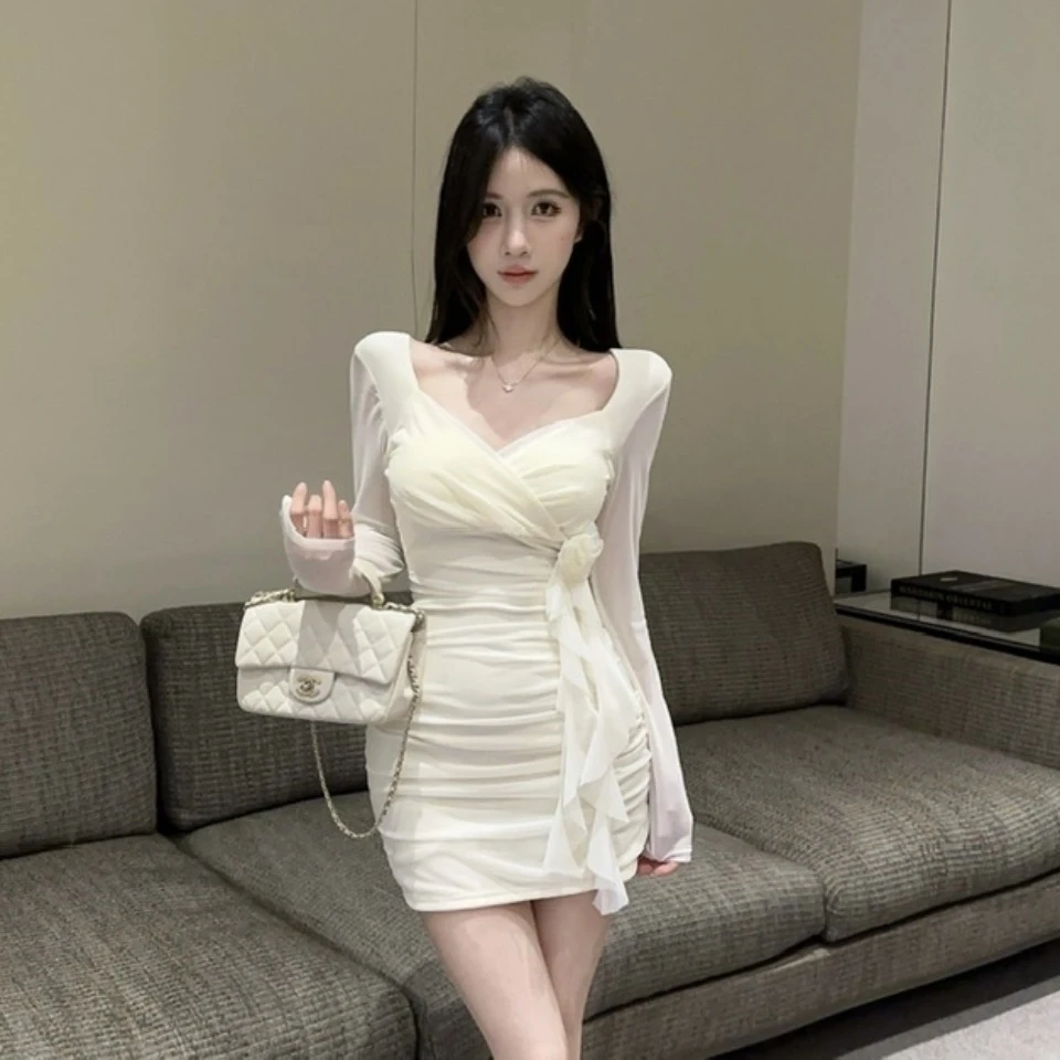 纯欲气质收腰显瘦长袖V领连衣裙立体花朵流苏设计感褶皱包臀短裙