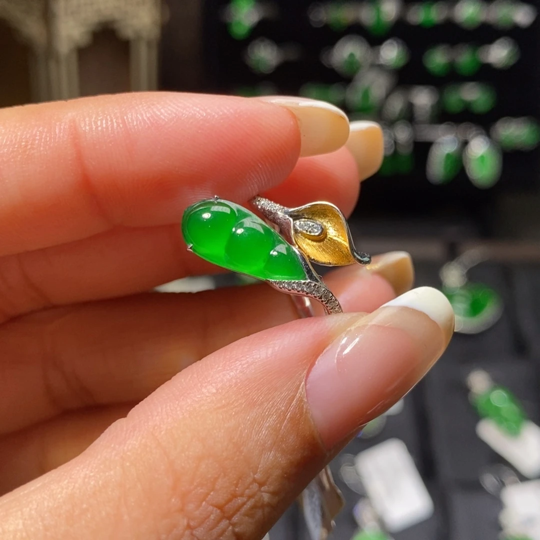18K金镶嵌戒指翡翠福豆戒指