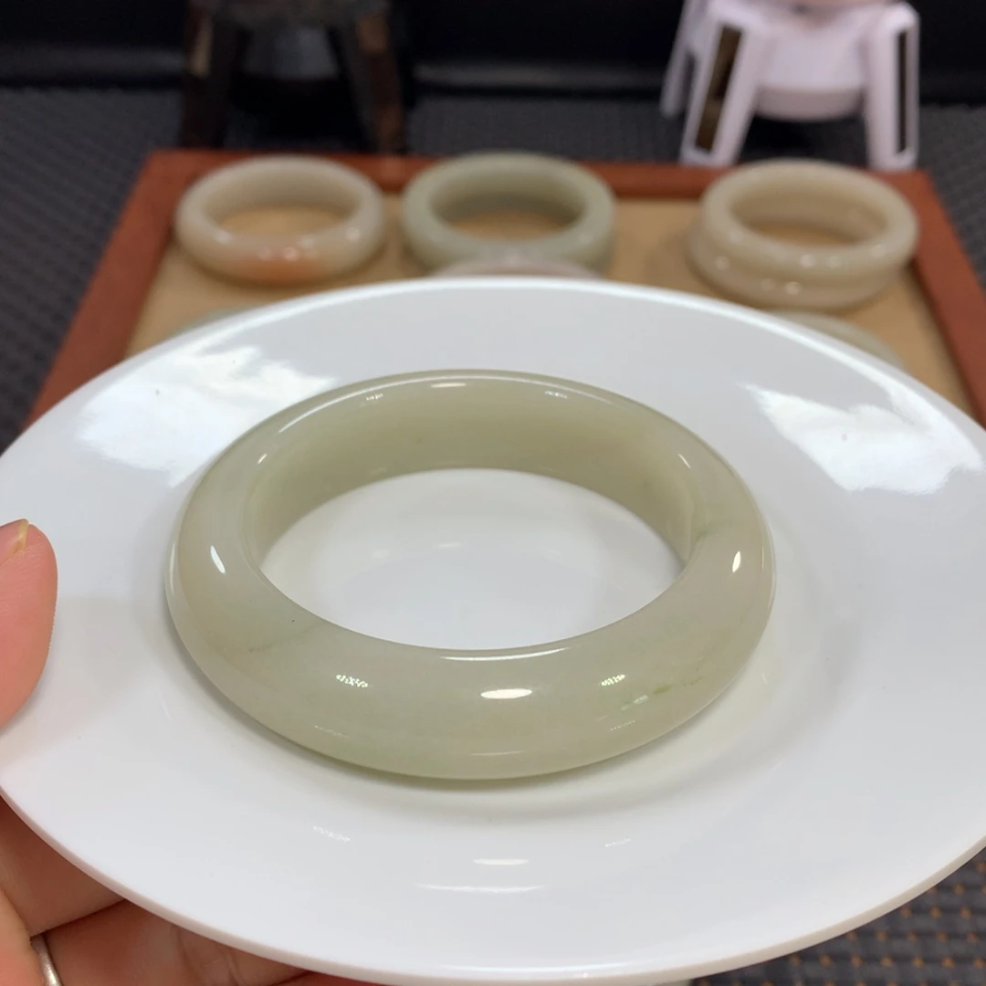 石英质玉（佘太翠）未镶嵌手镯漏58豆青