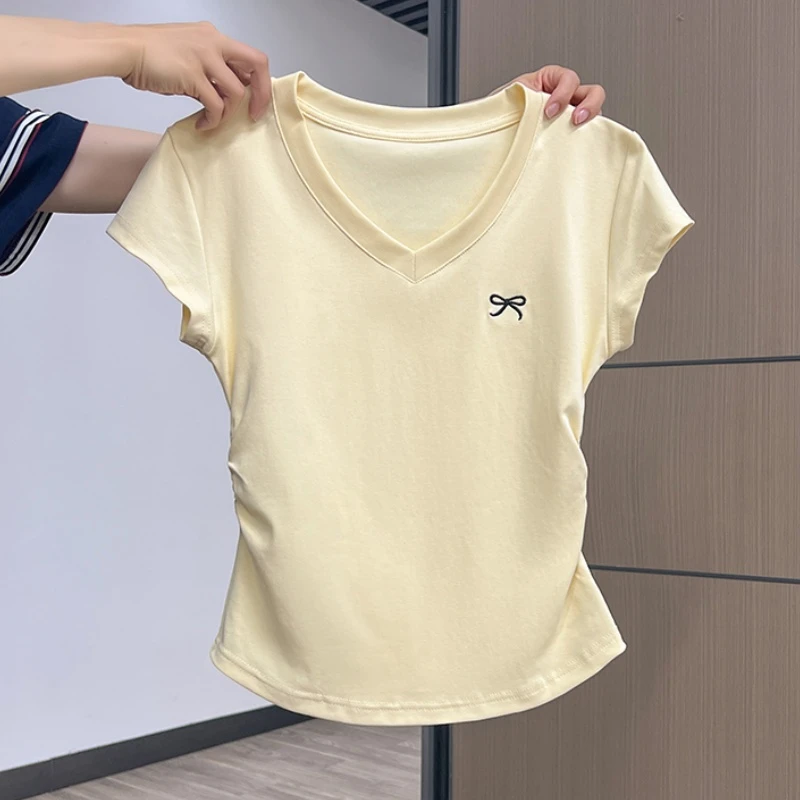 小婉薇 奶黄v领短袖t恤女夏季褶皱收腰刺绣蝴蝶结绝美纯欲上衣