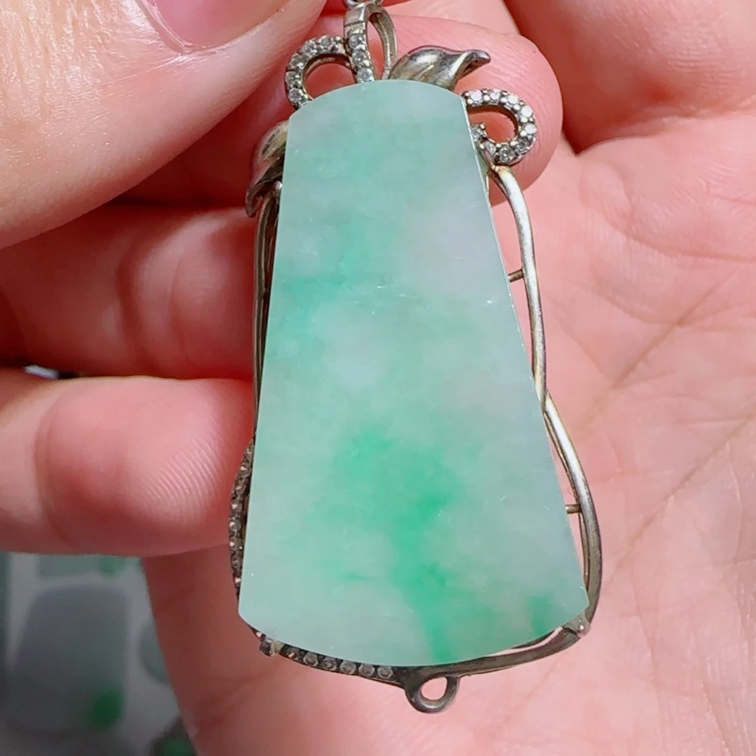 翡翠未镶嵌颈饰无事牌