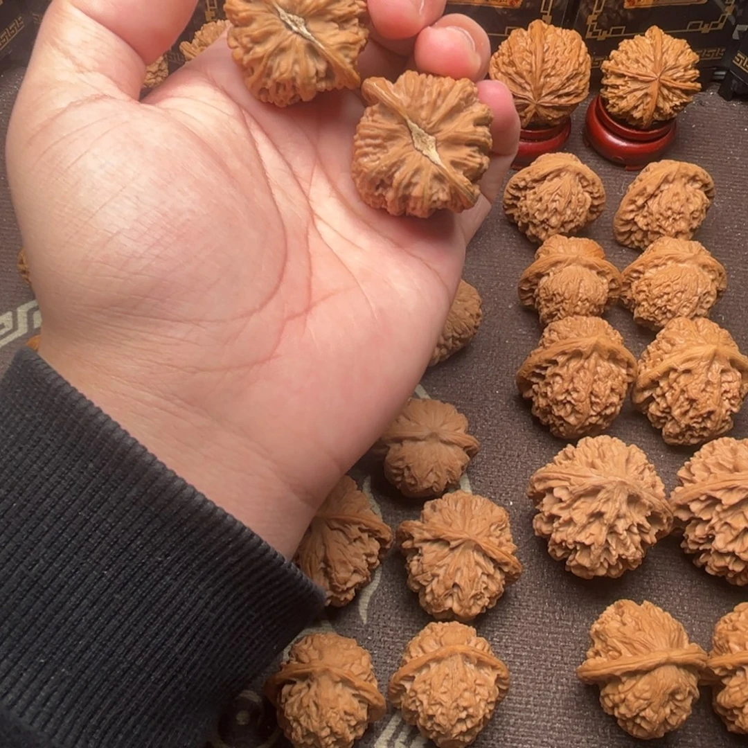 文玩核桃吊坠红宝石