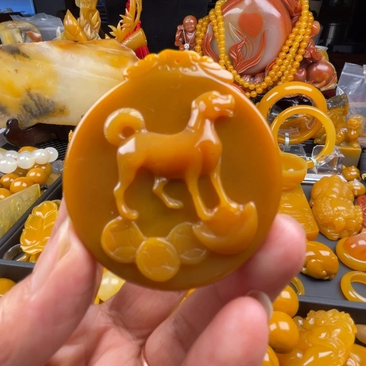 未镶嵌石英质玉（黄龙玉）颈饰