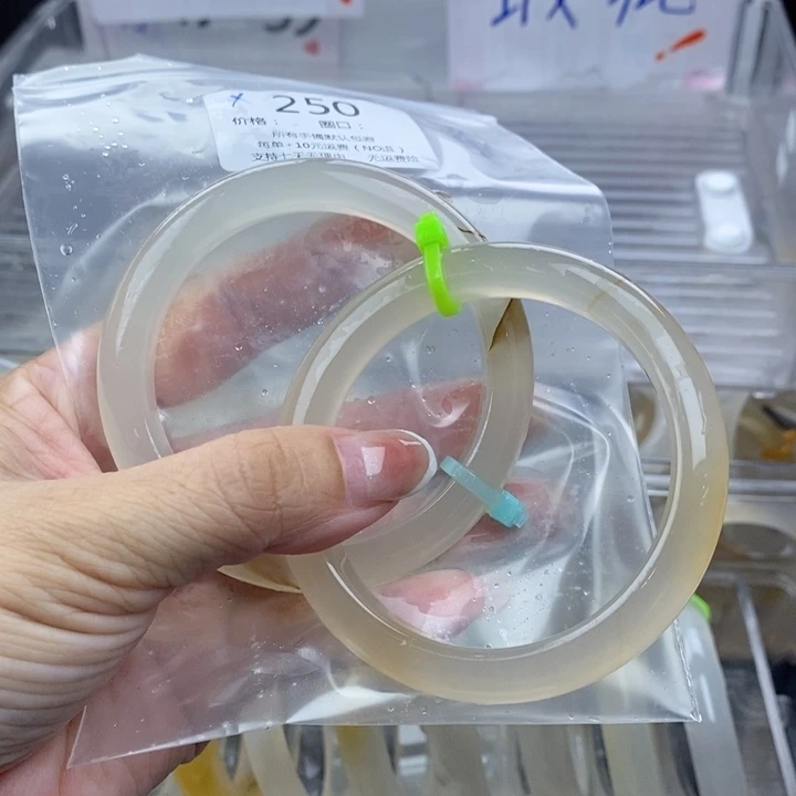 x***o玛瑙/玉髓未镶嵌手镯250