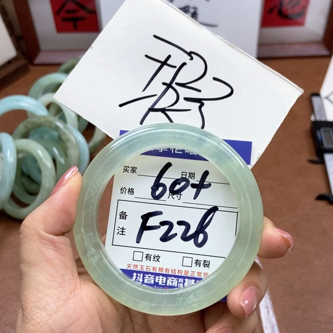 岫玉手镯手镯未镶嵌