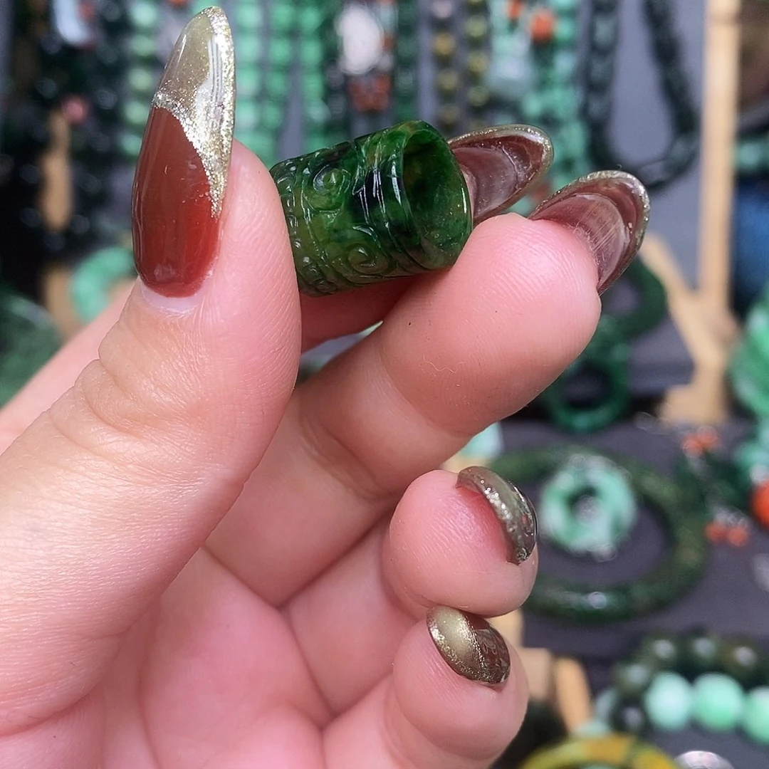 颈饰未镶嵌翡翠快**孩漂亮美眉